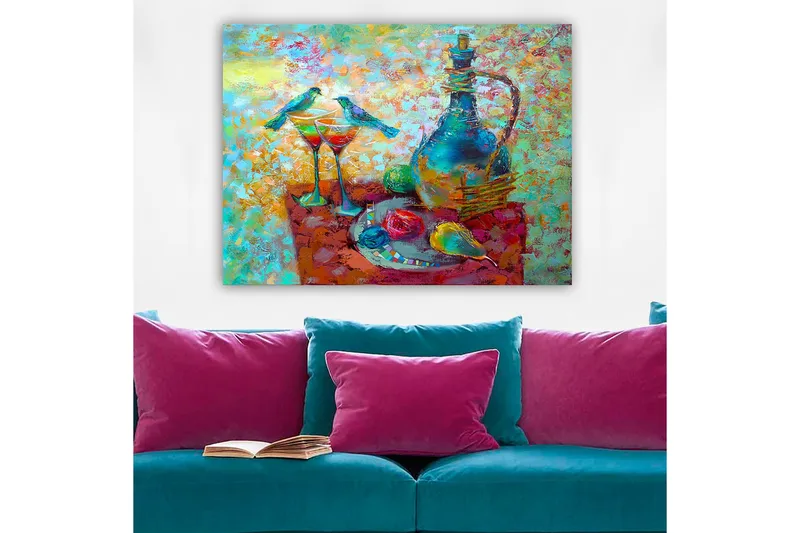 Lærred 70x100 cm - Farverig stilhed med en karaffel, to glas og frugt på et bord, omgivet af fugle, Turkis / Rød / Gul