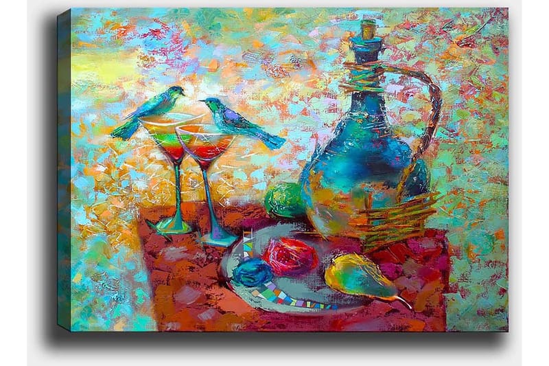 Lærred 70x100 cm - Farverig stilhed med en karaffel, to glas og frugt på et bord, omgivet af fugle - Turkis / Rød / Gul - Boligtilbehør - Billeder & kunst - Billeder på lærred