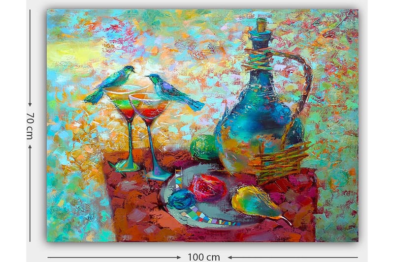 Lærred 70x100 cm - Farverig stilhed med en karaffel, to glas og frugt på et bord, omgivet af fugle - Turkis / Rød / Gul - Boligtilbehør - Billeder & kunst - Billeder på lærred