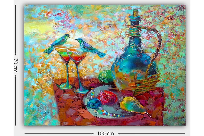 Lærred 70x100 cm - Farverig stilhed med en karaffel, to glas og frugt på et bord, omgivet af fugle - Turkis / Rød / Gul - Boligtilbehør - Billeder & kunst - Billeder på lærred