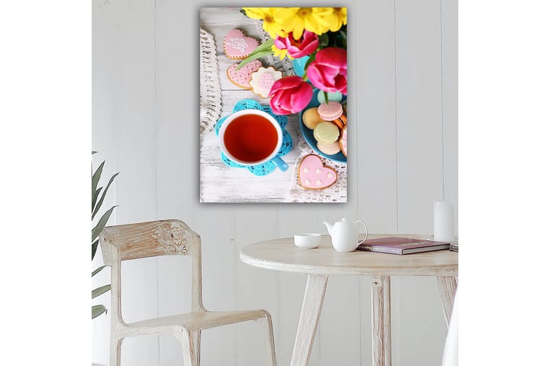 Lærred 70x100 cm - Farverig stilhed med en kop te, blomster og dekorerede kager, Rød / Pink / Grøn