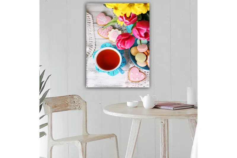 Lærred 70x100 cm - Farverig stilhed med en kop te, blomster og dekorerede kager, Rød / Pink / Grøn
