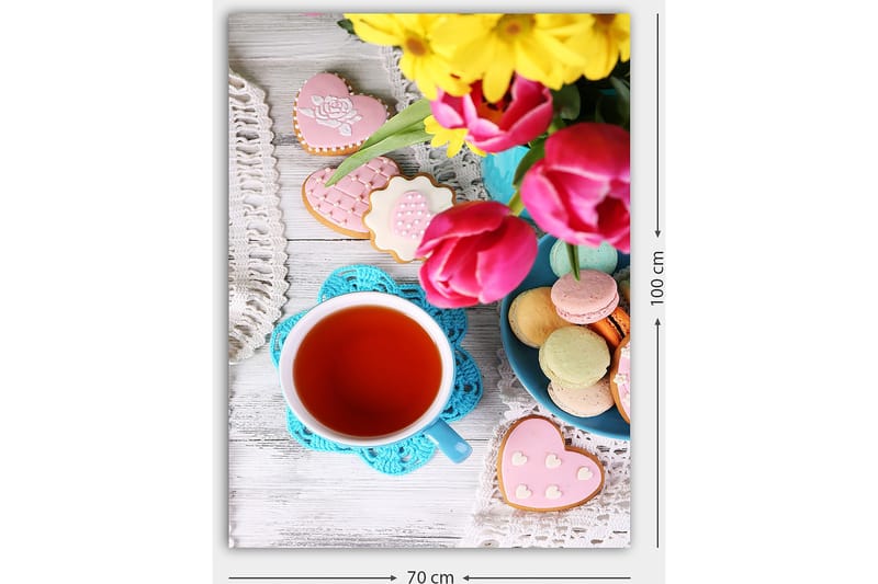 Lærred 70x100 cm - Farverig stilhed med en kop te, blomster og dekorerede kager - Rød / Pink / Grøn - Boligtilbehør - Billeder & kunst - Billeder på lærred