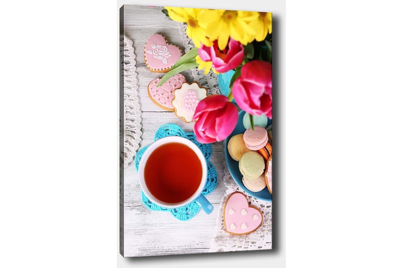 Lærred 70x100 cm - Farverig stilhed med en kop te, blomster og dekorerede kager - Rød / Pink / Grøn - Boligtilbehør - Billeder & kunst - Billeder på lærred