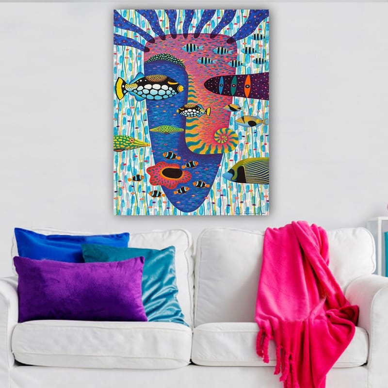 Lærred 70x100 cm - Farverig undervandsscene med forskellige fisk og et ansigtsmotiv i baggrunden - Blå / Lyserød / Gul - Boligtilbehør - Billeder & kunst - Billeder på lærred
