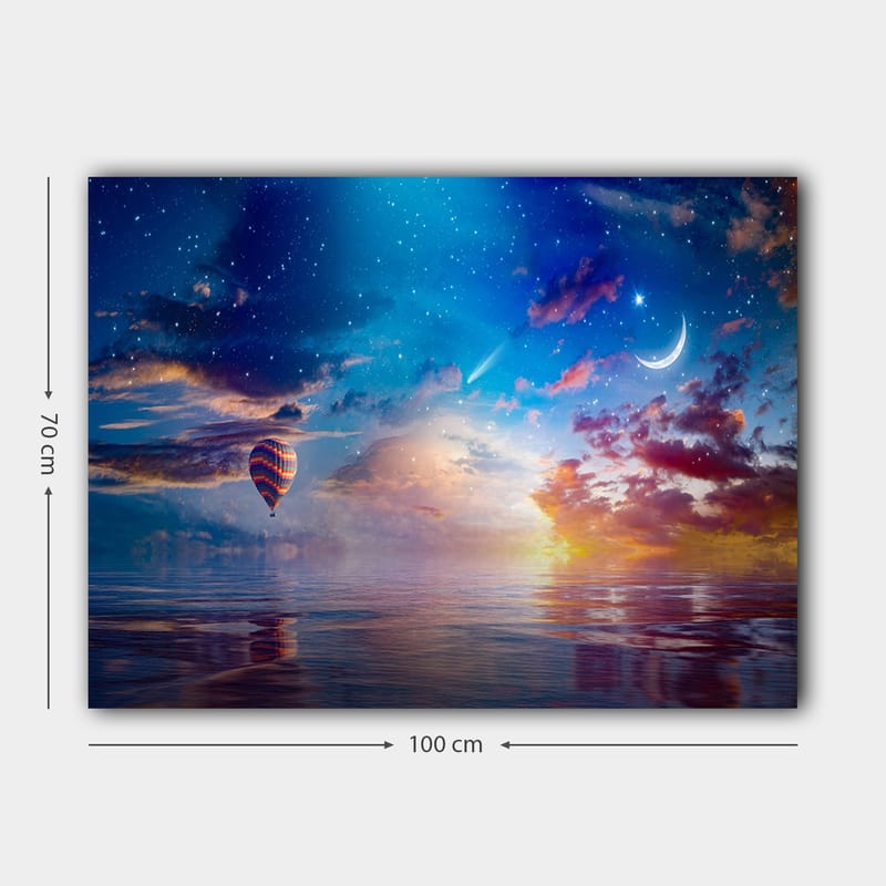 Lærred 70x100 cm - Farverig varmluftballon svæver over en spejlblank overflade under en stjerneklar himmel med dramatiske skyer og en måne - Blå / Orange / Rød - Boligtilbehør - Billeder & kunst - Billeder på lærred