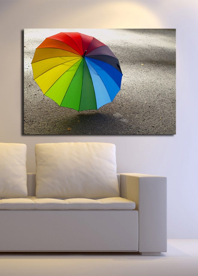 Lærred 70x100 cm - Farverig paraply stående på en grå overflade - Rød / Grøn / Blå - Boligtilbehør - Billeder & kunst - Billeder på lærred