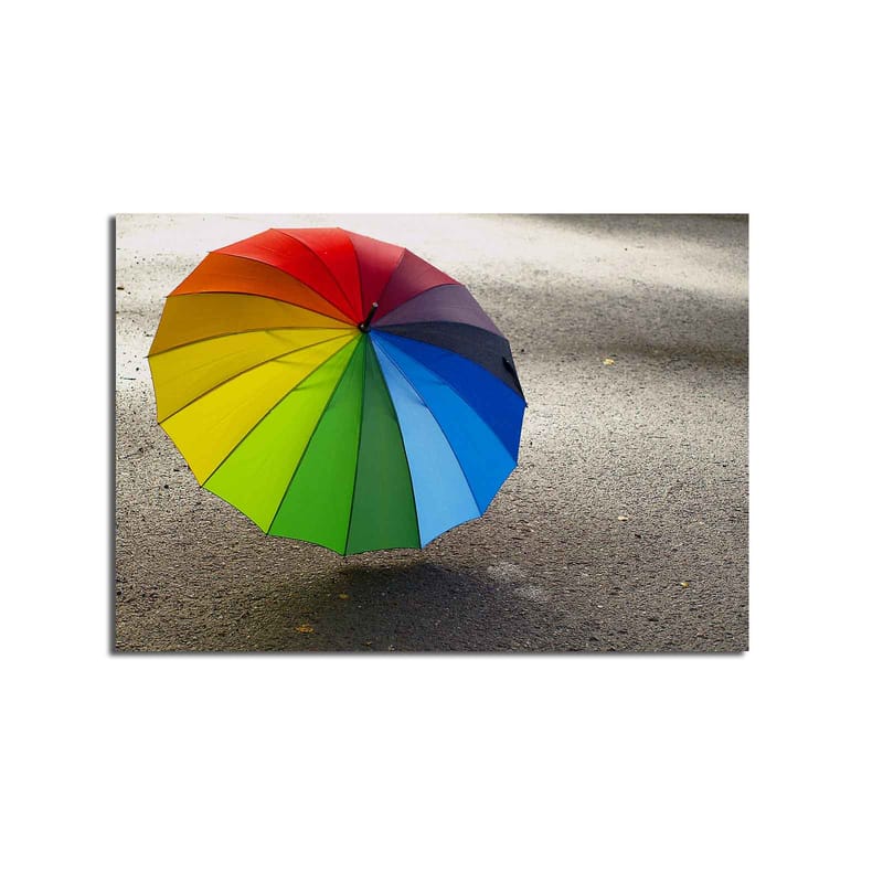 Lærred 70x100 cm - Farverig paraply stående på en grå overflade - Rød / Grøn / Blå - Boligtilbehør - Billeder & kunst - Billeder på lærred