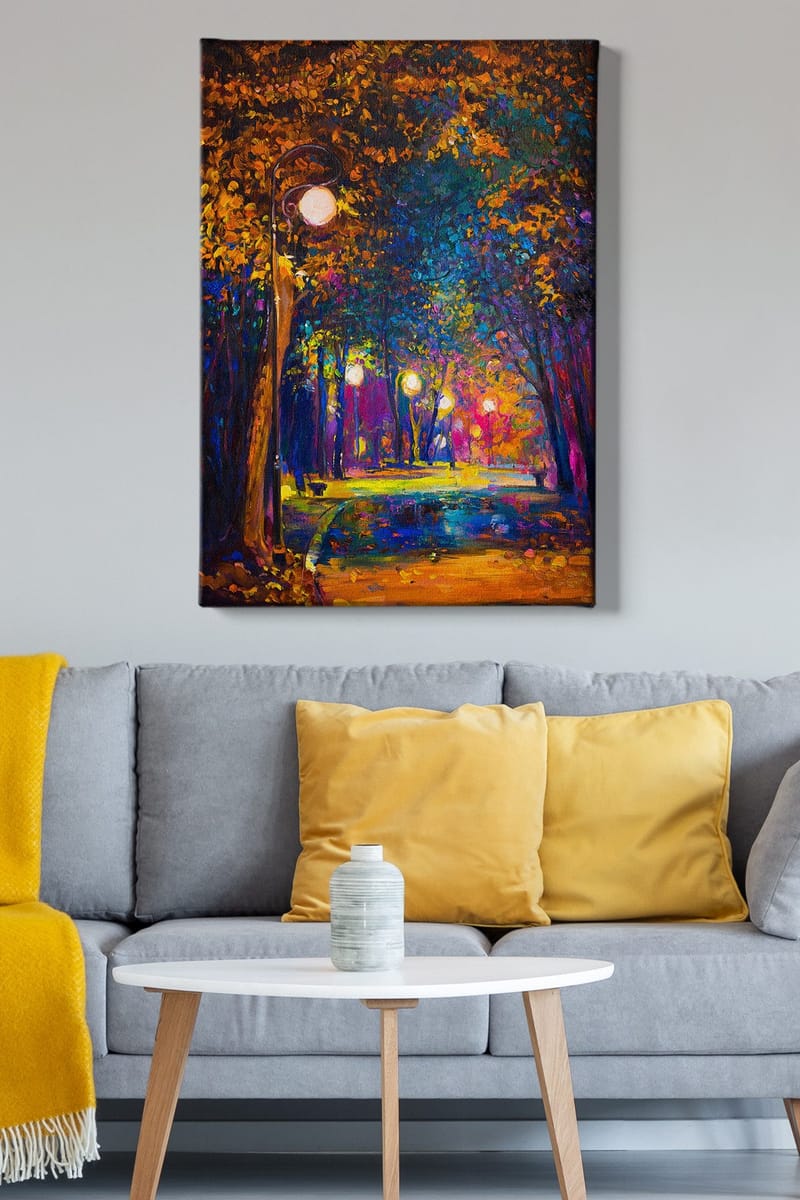 Lærred 70x100 cm - Farverig park med gadelamper, der oplyser en gangsti omgivet af træer i efterårsfarver - Mørkeblå / Orange / Lilla - Boligtilbehør - Billeder & kunst - Billeder på lærred