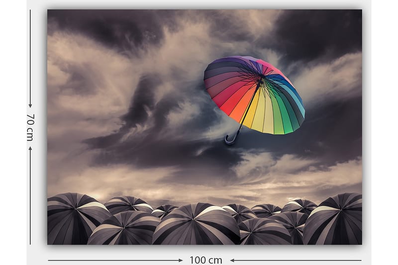 Lærred 70x100 cm - Farverig paraply svæver over en samling grå paraplyer under en dramatisk overskyet himmel - Regnbuefarver / Grå - Boligtilbehør - Billeder & kunst - Billeder på lærred