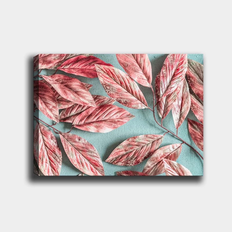 Lærred 70x100 cm - Farverige blade i lyserøde og røde nuancer mod en lyseblå baggrund, Lyserød / Lyseblå