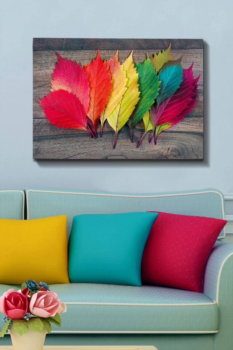 Lærred 70x100 cm - Farverige efterårsblade i forskellige nuancer liggende på en træoverflade - Rød / Grøn / Gul - Boligtilbehør - Billeder & kunst - Billeder på lærred