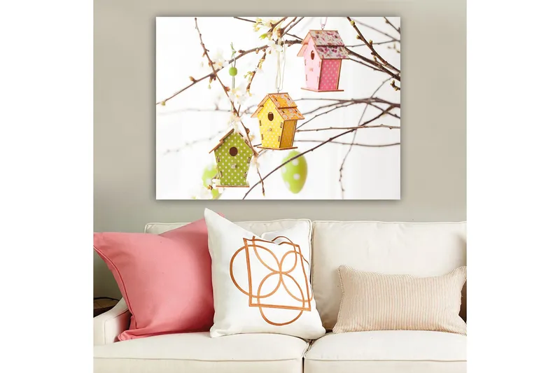 Lærred 70x100 cm - Farverige fuglehuse hængende i grene med blomster, Grøn / Gul / Lyserød