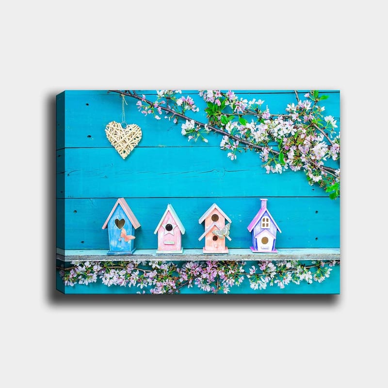Lærred 70x100 cm - Farverige fuglehuse på en blå baggrund med blomster som dekoration - Blå / Lyserød / Hvid - Boligtilbehør - Billeder & kunst - Billeder på lærred