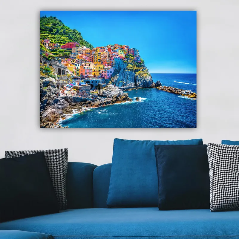 Lærred 70x100 cm - Farverige huse, der klatrer op ad en klippe ved havet - Blå / Gul / Lyserød - Boligtilbehør - Billeder & kunst - Billeder på lærred