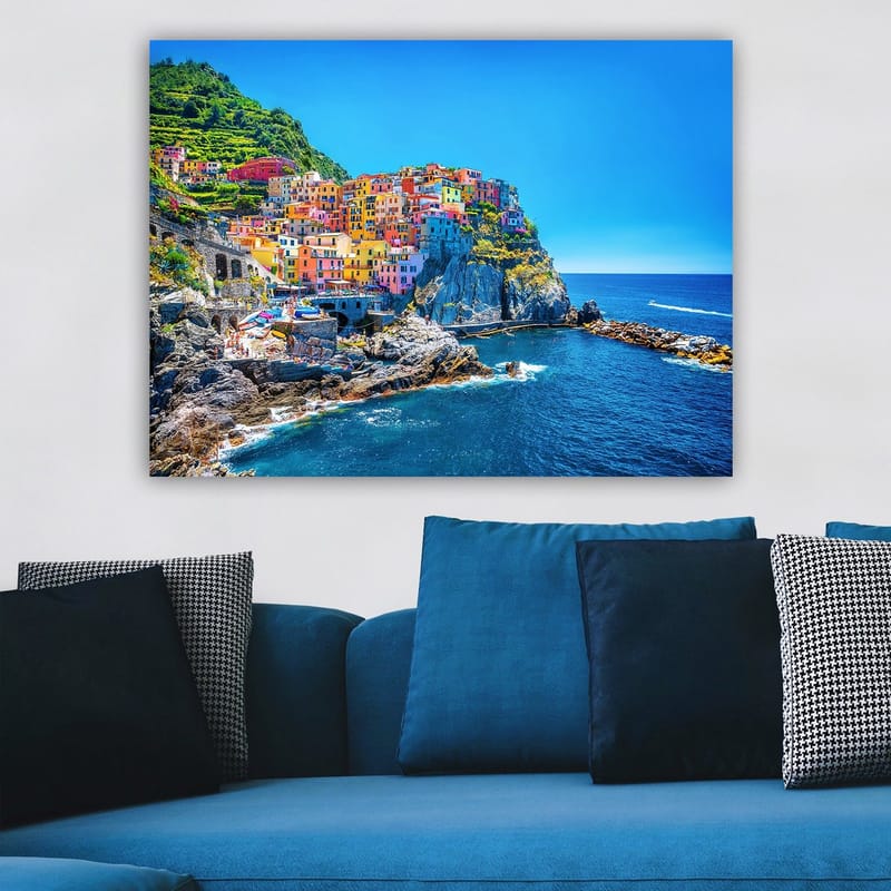 Lærred 70x100 cm - Farverige huse, der klatrer op ad en klippe ved havet - Blå / Gul / Lyserød - Boligtilbehør - Billeder & kunst - Billeder på lærred