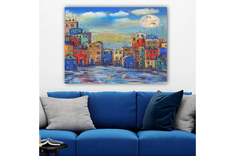 Lærred 70x100 cm - Farverige huse i et bymiljø under en klar himmel med en stor måne - Blå / Rød / Gul - Boligtilbehør - Billeder & kunst - Billeder på lærred