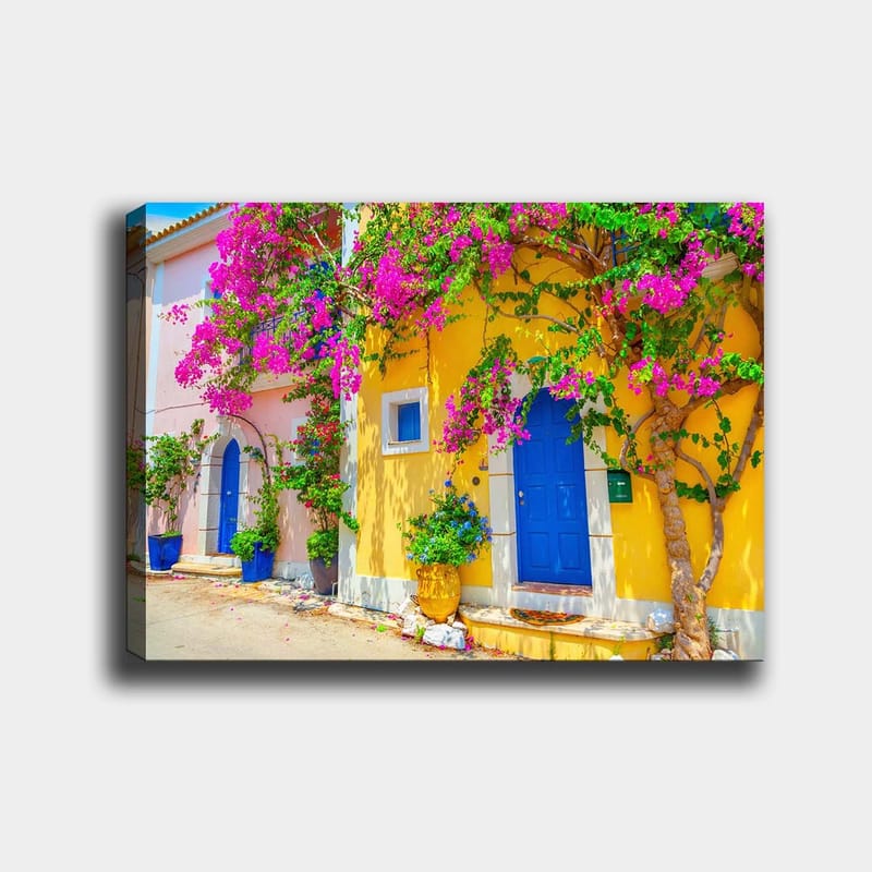 Lærred 70x100 cm - Farverige huse med bougainvillea i blomst på en travl gade, Blå / Gul / Lyserød