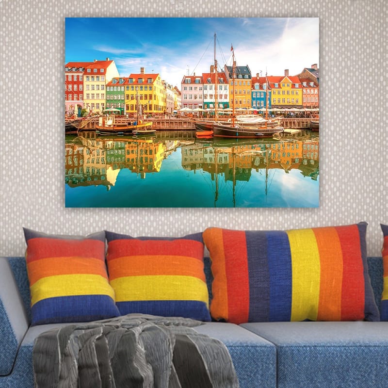 Lærred 70x100 cm - Farverige huse ved en havn med både og refleksioner i vandet - Gul / Rød / Blå - Boligtilbehør - Billeder & kunst - Billeder på lærred