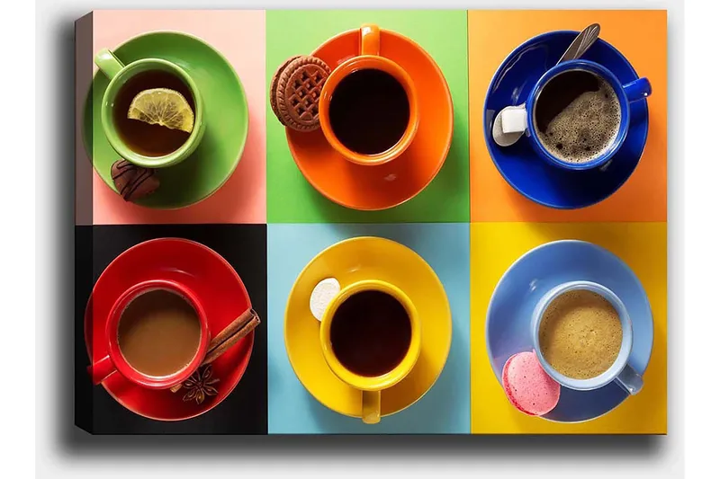 Lærred 70x100 cm - Farverige kaffekopper arrangeret i et ternet mønster med forskellige drikkevarer og tilbehør - Grøn / Rød / Blå - Boligtilbehør - Billeder & kunst - Billeder på lærred