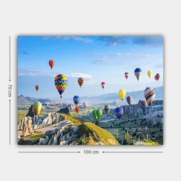 Lærred 70x100 cm - Farverige varmluftsballoner svæver over et smukt landskab i Kappadokien - Grøn / Blå / Gul - Boligtilbehør - Billeder & kunst - Billeder på lærred