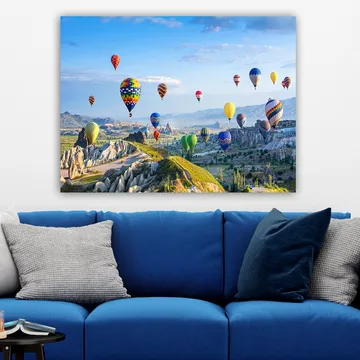 Lærred 70x100 cm - Farverige varmluftsballoner svæver over et smukt landskab i Kappadokien - Grøn / Blå / Gul - Boligtilbehør - Billeder & kunst - Billeder på lærred