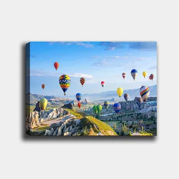 Lærred 70x100 cm - Farverige varmluftsballoner svæver over et smukt landskab i Kappadokien - Grøn / Blå / Gul - Boligtilbehør - Billeder & kunst - Billeder på lærred