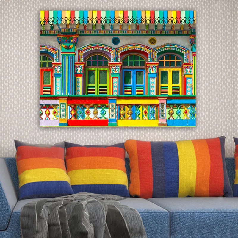 Lærred 70x100 cm - Farverige vinduer og dekorationer på en bygningsfacade - Rød / Grøn / Gul - Boligtilbehør - Billeder & kunst - Billeder på lærred