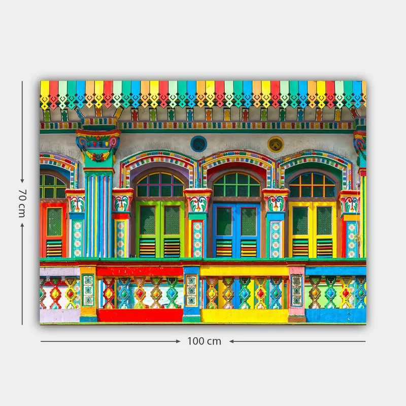 Lærred 70x100 cm - Farverige vinduer og dekorationer på en bygningsfacade - Rød / Grøn / Gul - Boligtilbehør - Billeder & kunst - Billeder på lærred