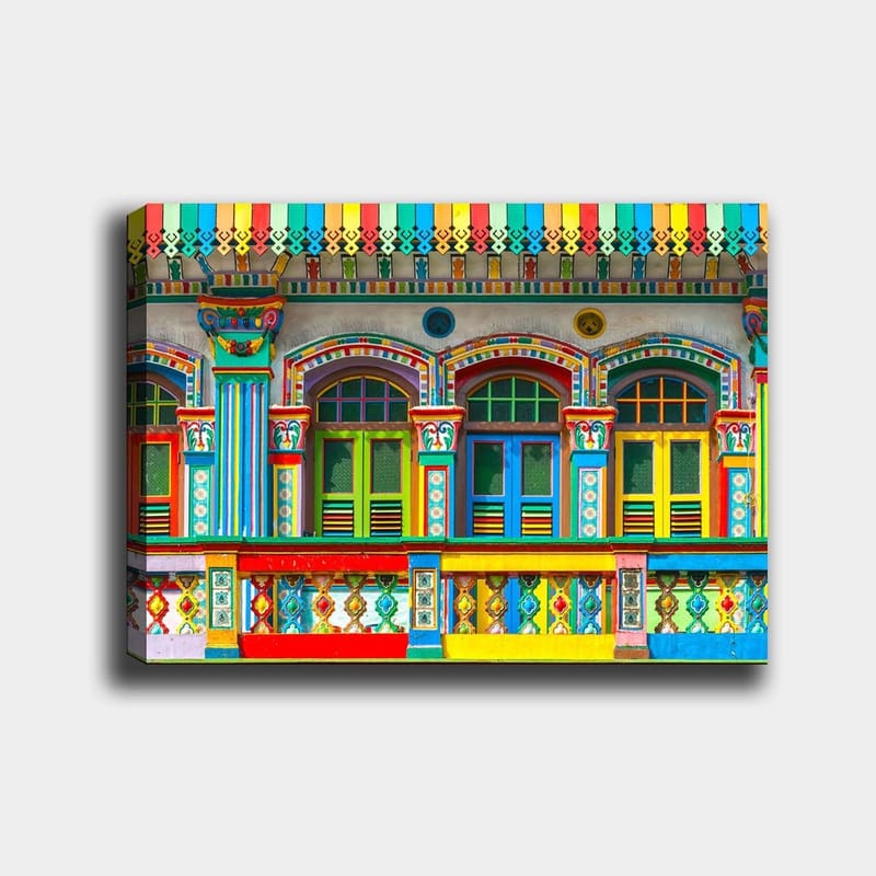 Lærred 70x100 cm - Farverige vinduer og dekorationer på en bygningsfacade, Rød / Grøn / Gul