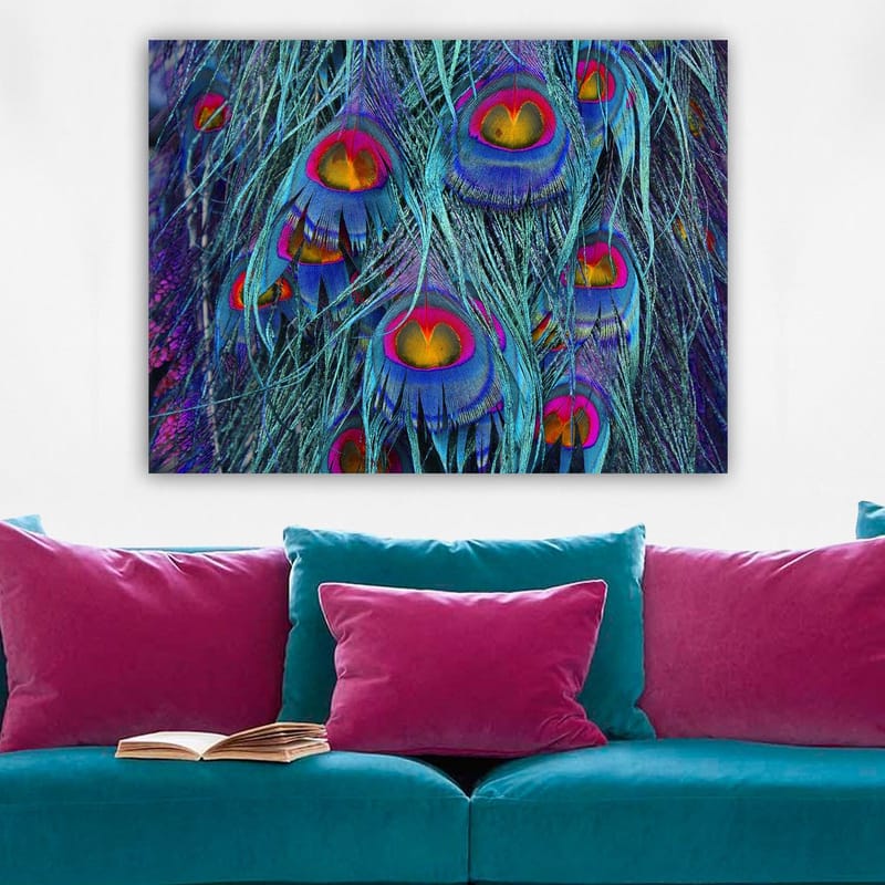 Lærred 70x100 cm - Farverige påfuglefjer med et hypnotiserende mønster - Turkis / Lilla / Rød - Boligtilbehør - Billeder & kunst - Billeder på lærred