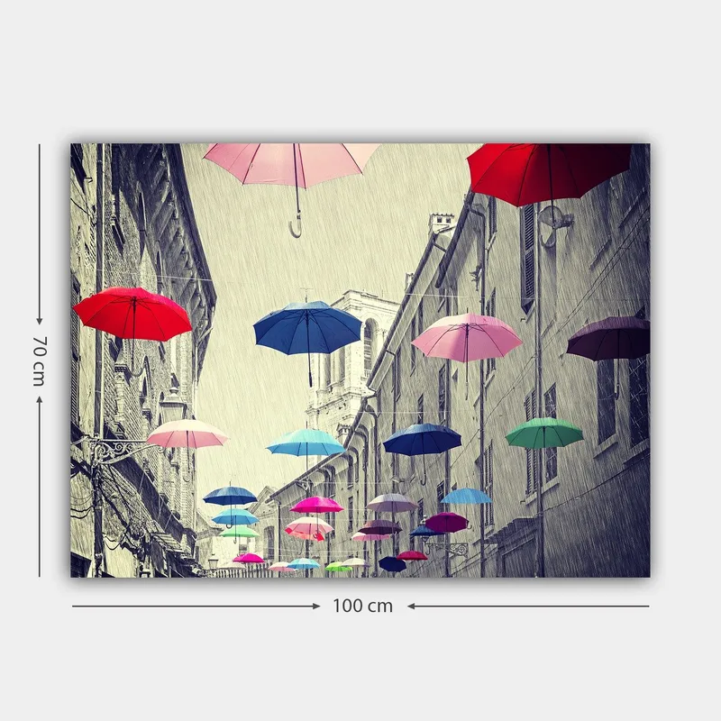 Lærred 70x100 cm - Farverige paraplyer svæver over en grå bygade - Rød / Blå / Lyserød - Boligtilbehør - Billeder & kunst - Billeder på lærred