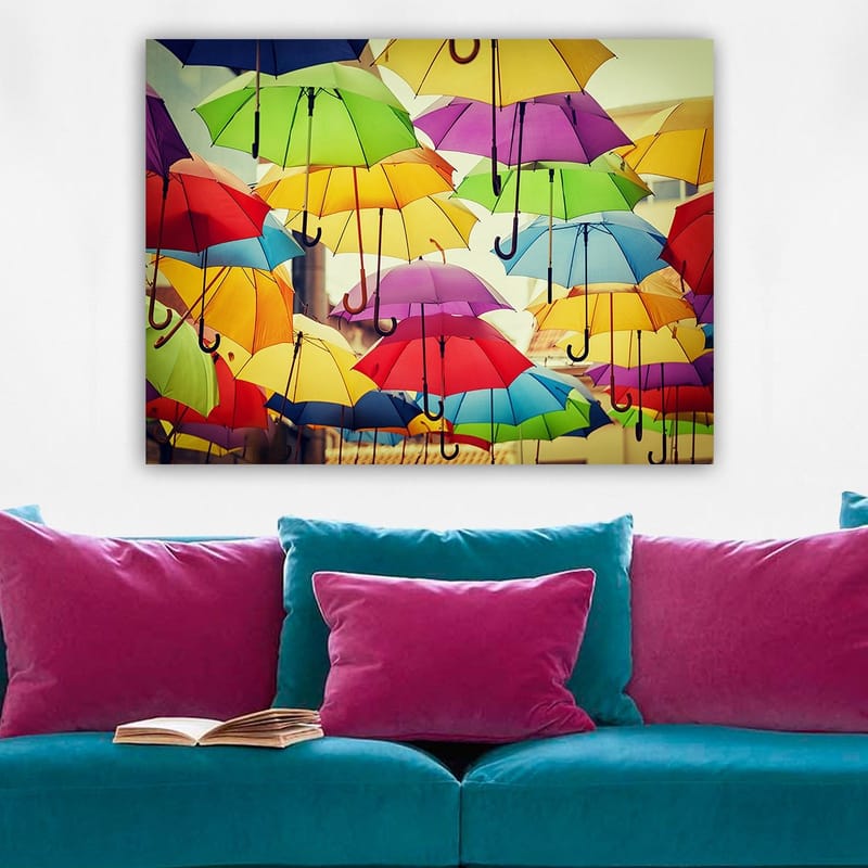 Lærred 70x100 cm - Farverige paraplyer, der hænger i luften, skaber en livlig og legende atmosfære - Grøn / Gul / Rød - Boligtilbehør - Billeder & kunst - Billeder på lærred