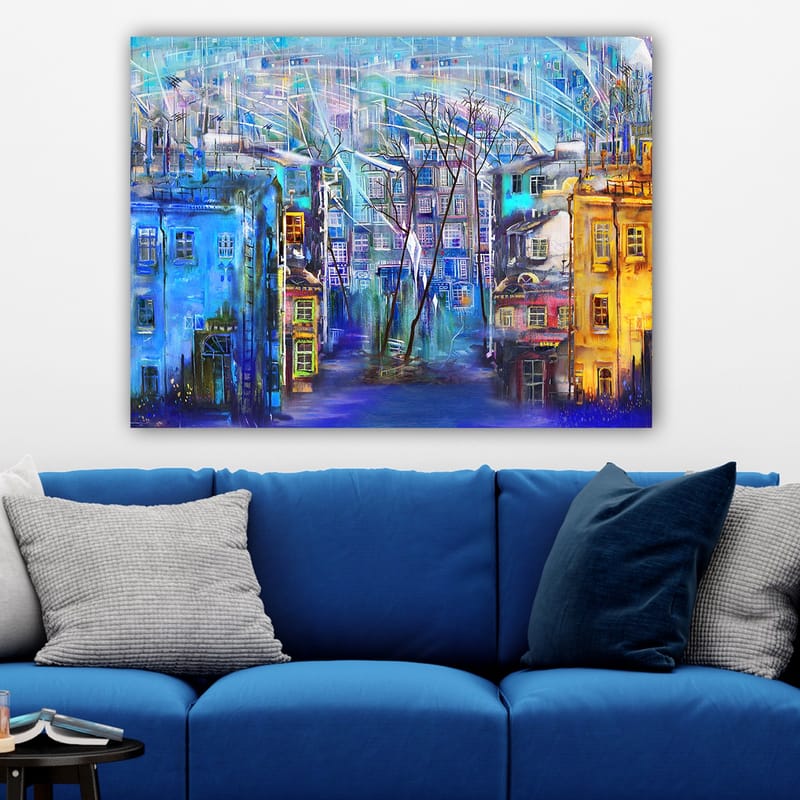 Lærred 70x100 cm - Farverigt bybillede med huse i forskellige nuancer og træer under en regnfuld himmel - Blå / Gul / Lilla - Boligtilbehør - Billeder & kunst - Billeder på lærred