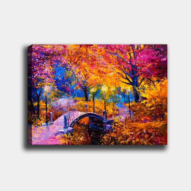 Lærred 70x100 cm - Farverigt efterårsscene med en bro, der spænder over en stille vandoverflade, omgivet af træer i varme efterårsfarver, Orange / Lilla / Gul