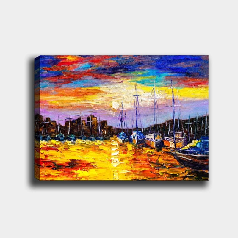 Lærred 70x100 cm - Farverigt havnescene med sejlbåde spejlet i vandet under en solnedgang, Guld / Blå / Orange