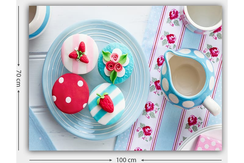 Lærred 70x100 cm - Farverigt kage dekoreret med bær og blomster på en tallerken - Rød / Blå / Hvid - Boligtilbehør - Billeder & kunst - Billeder på lærred