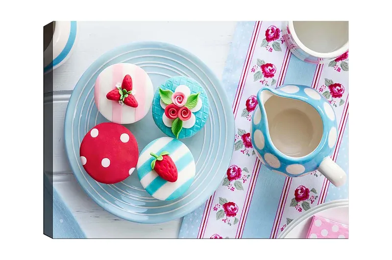 Lærred 70x100 cm - Farverigt kage dekoreret med bær og blomster på en tallerken, Rød / Blå / Hvid