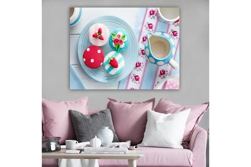 Lærred 70x100 cm - Farverigt kage dekoreret med bær og blomster på en tallerken - Rød / Blå / Hvid - Boligtilbehør - Billeder & kunst - Billeder på lærred