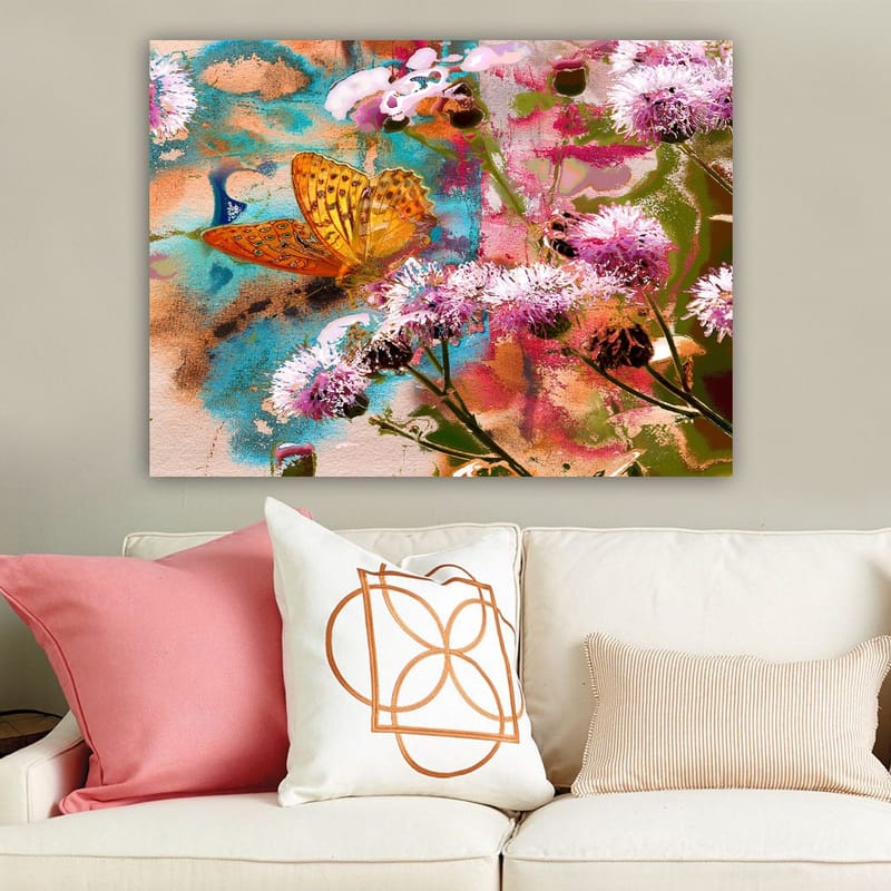 Lærred 70x100 cm - Farverigt maleri med en sommerfugl siddende på blomster i et levende naturmiljø, Orange / Pink / Grøn