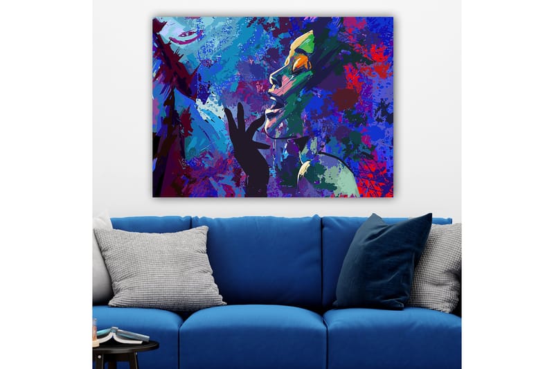 Lærred 70x100 cm - Farverigt og udtryksfuldt portrætmaleri af en kvinde, der gestikulerer med hånden op mod ansigtet, Blå / Grøn / Lilla