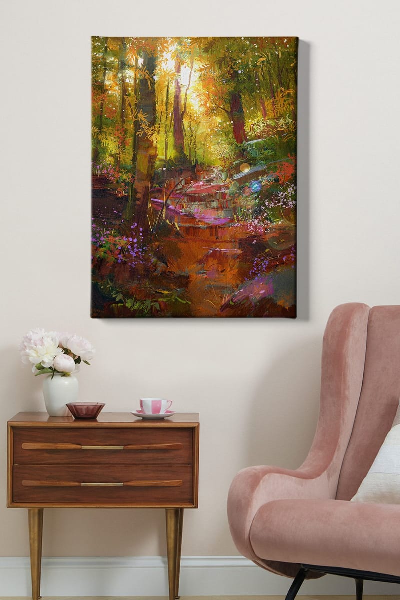 Lærred 70x100 cm - Farverigt skovscene med en snoet sti og blomster, der blomstrer i lyset - Grøn / Orange / Lilla - Boligtilbehør - Billeder & kunst - Billeder på lærred