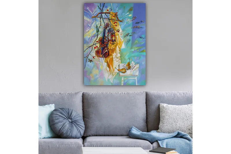 Lærred 70x100 cm - Farverigt stilleben med tøj hængende på en bøjle, omgivet af frugt og blomster - Gul / Blå / Grøn - Boligtilbehør - Billeder & kunst - Billeder på lærred