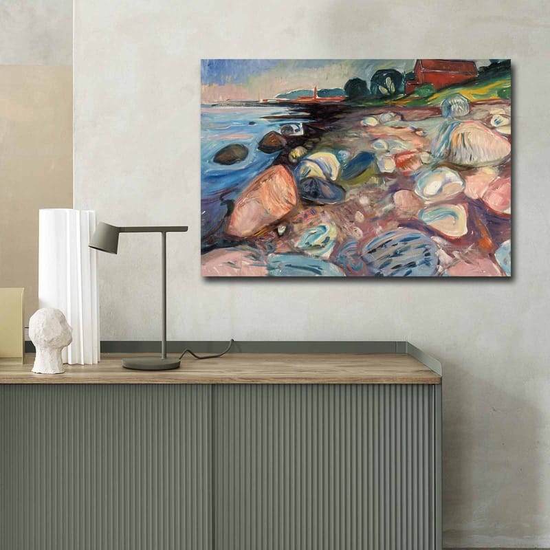 Lærred 70x100 cm - Farverigt strandscene med klipper og et rødt sommerhus i baggrunden - Blå / Lyserød / Grøn - Boligtilbehør - Billeder & kunst - Billeder på lærred