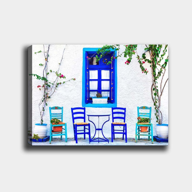Lærred 70x100 cm - Farverigt udendørs spiseområde med blå stole og vinduer i middelhavsmiljø, Blå / Grøn / Hvid