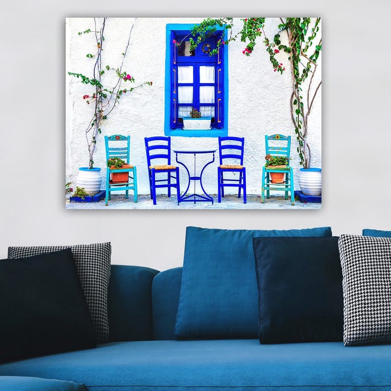Lærred 70x100 cm - Farverigt udendørs spiseområde med blå stole og vinduer i middelhavsmiljø - Blå / Grøn / Hvid - Boligtilbehør - Billeder & kunst - Billeder på lærred