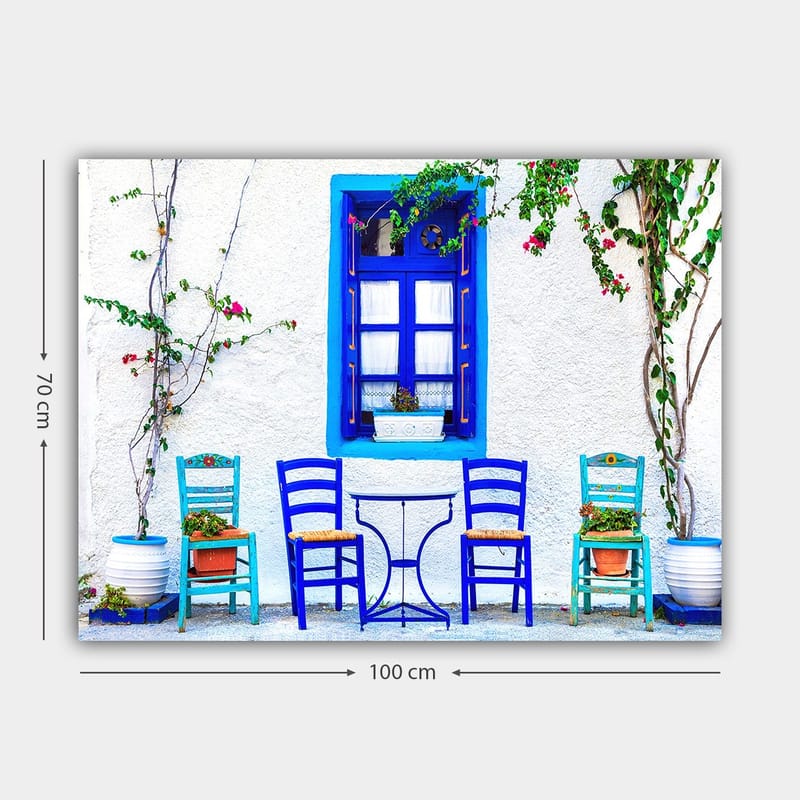 Lærred 70x100 cm - Farverigt udendørs spiseområde med blå stole og vinduer i middelhavsmiljø - Blå / Grøn / Hvid - Boligtilbehør - Billeder & kunst - Billeder på lærred