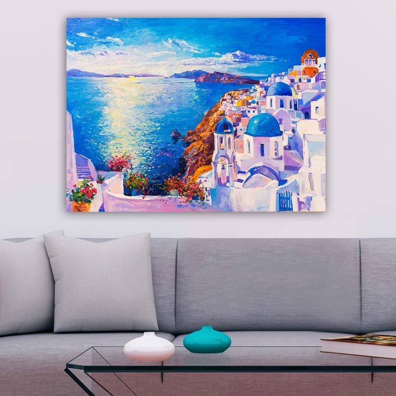 Lærred 70x100 cm - Farverigt udsigt over en græsk kystby med hvide bygninger og blå kupler, der strækker sig mod havet - Blå / Hvid / Orange - Boligtilbehør - Billeder & kunst - Billeder på lærred