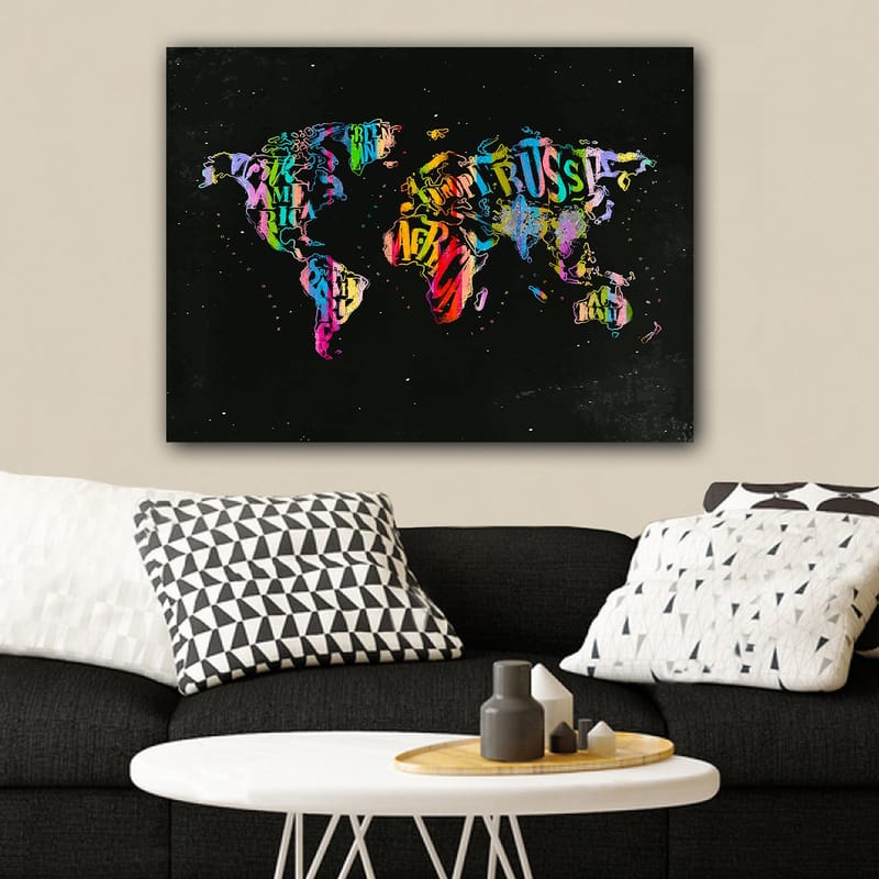 Lærred 70x100 cm - Farverigt verdenskort lavet af tekst og symboler, der repræsenterer forskellige lande - Lilla / Rød / Grøn - Boligtilbehør - Billeder & kunst - Billeder på lærred