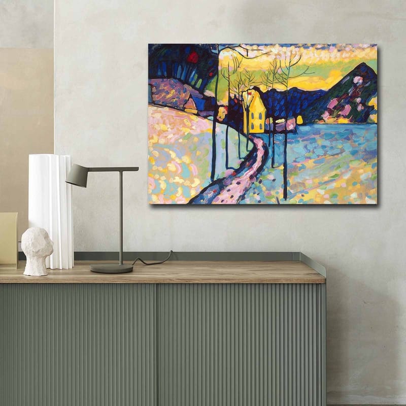 Lærred 70x100 cm - Farverigt vinterlandskab med en vej, der fører til et gult hus omgivet af sne og træer - Blå / Gul / Hvid - Boligtilbehør - Billeder & kunst - Billeder på lærred
